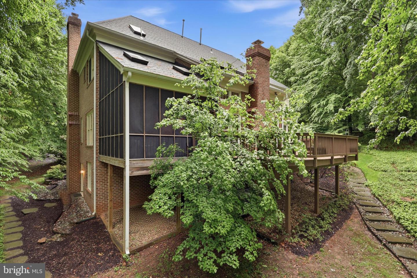 Oakton, Virginia, 22124, United States, 5 Bedrooms Bedrooms, ,5 BathroomsBathrooms,Residential,Pending,2045766