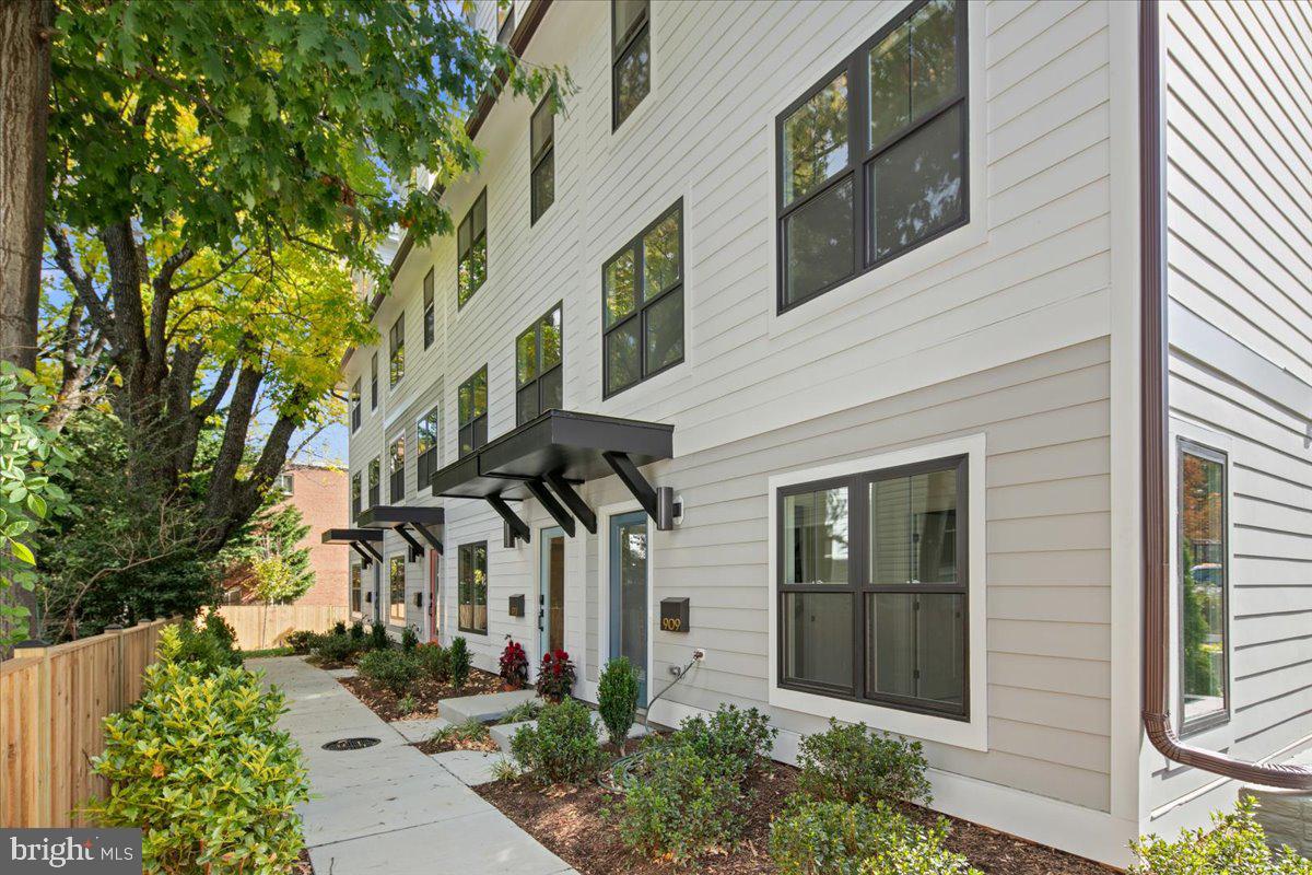 Arlington, Virginia, 22201, United States, 4 Bedrooms Bedrooms, ,5 BathroomsBathrooms,Residential,Active,2011879