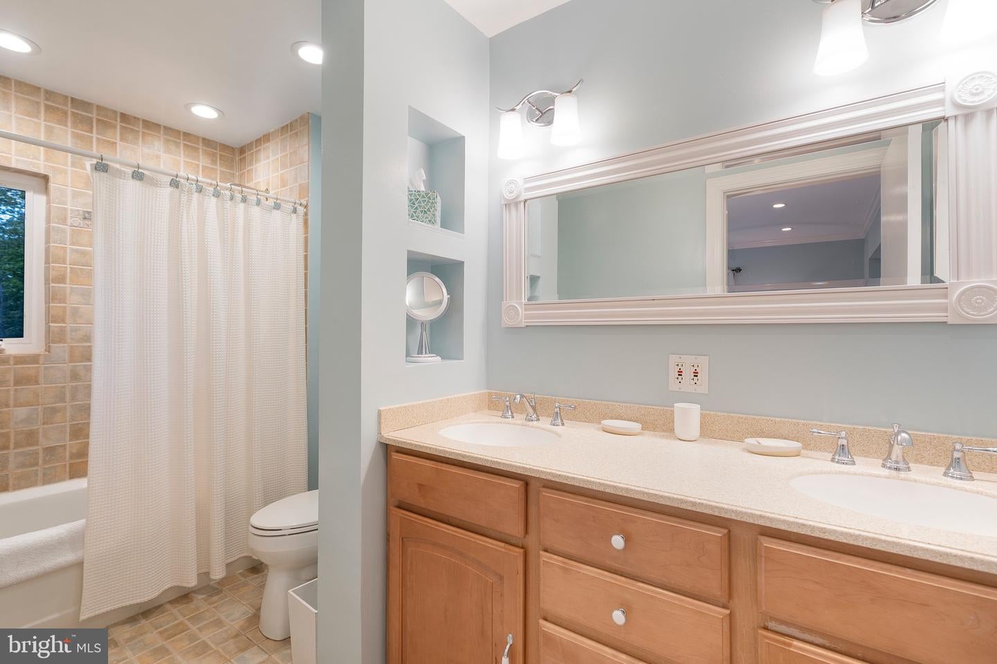 Arlington, Virginia, 22207, United States, 5 Bedrooms Bedrooms, ,4 BathroomsBathrooms,Residential,Active,1943764