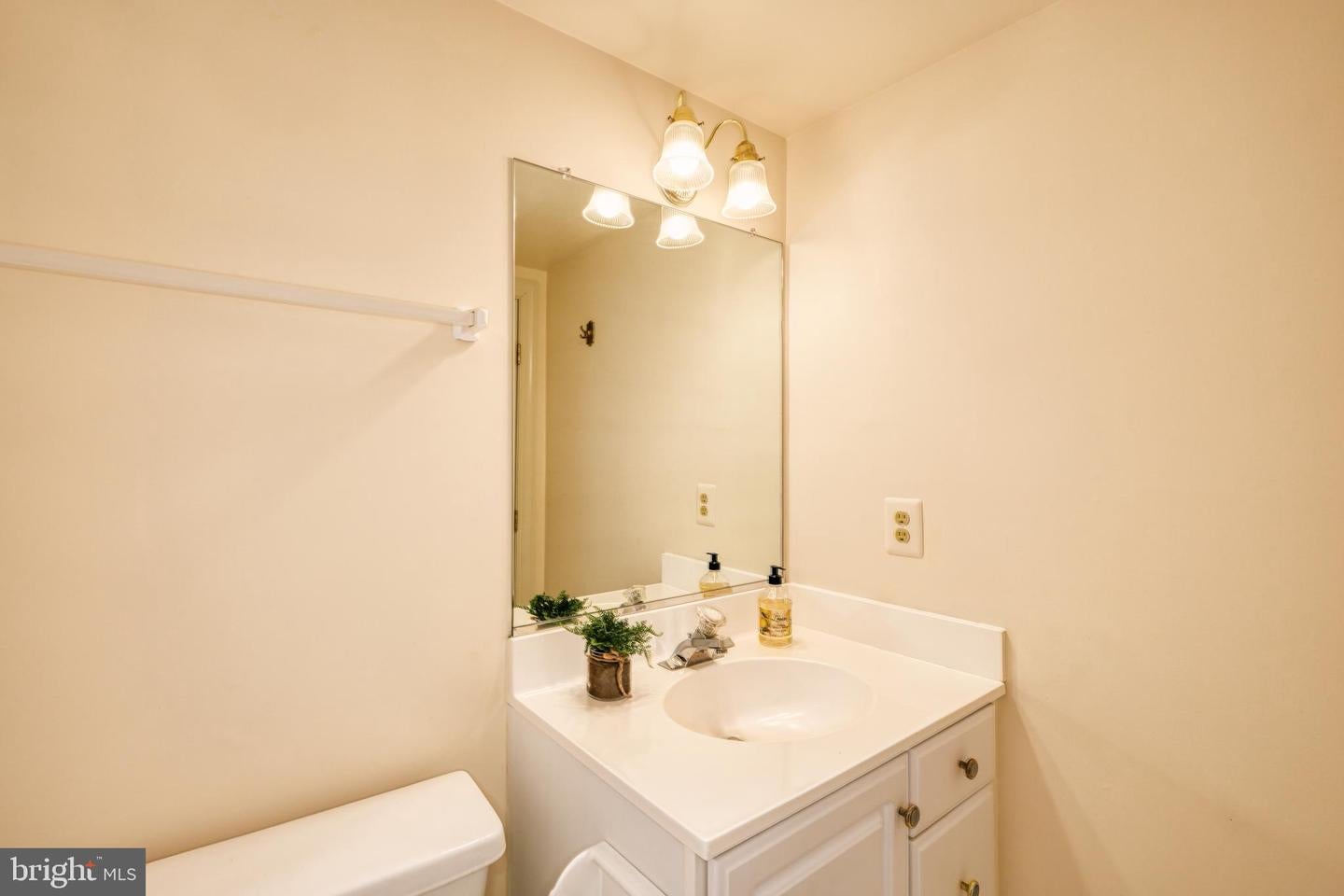 Fairfax Station, Virginia, 22039, United States, 4 Bedrooms Bedrooms, ,4 BathroomsBathrooms,Residential,Active,1988427