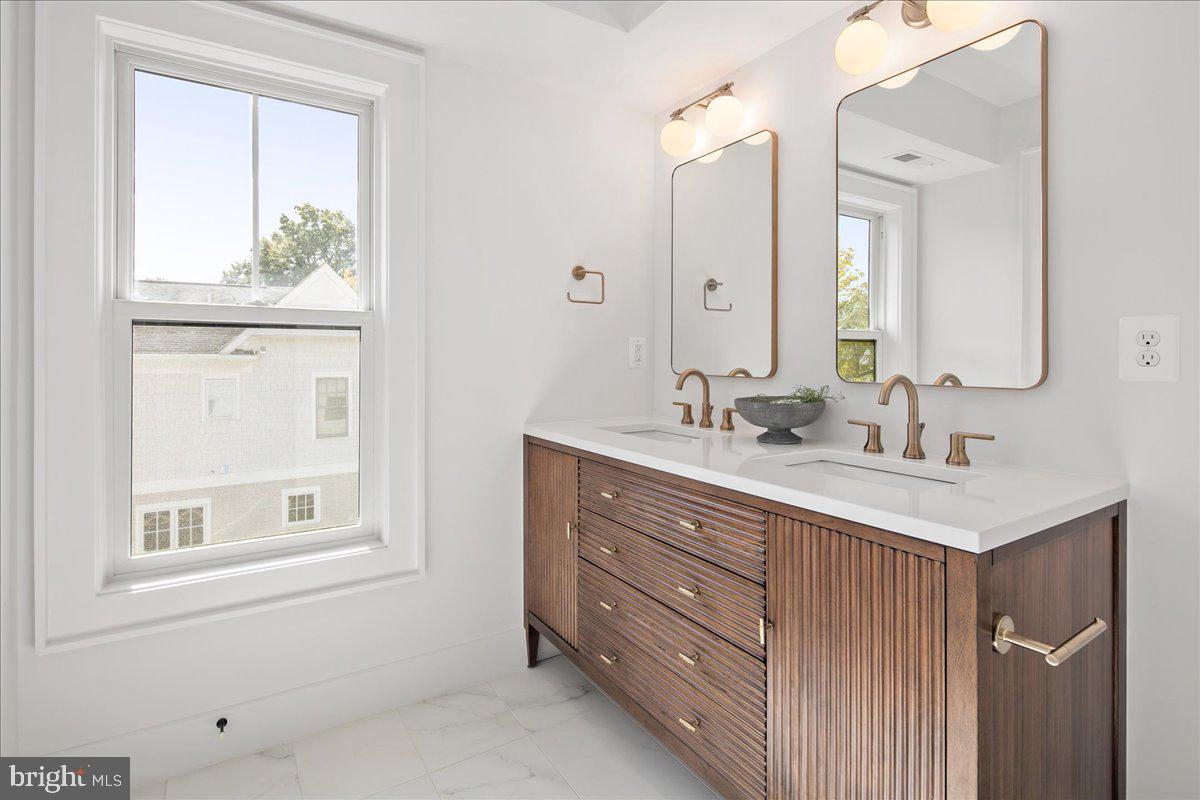 Arlington, Virginia, 22201, United States, 4 Bedrooms Bedrooms, ,5 BathroomsBathrooms,Residential,Active,2011879