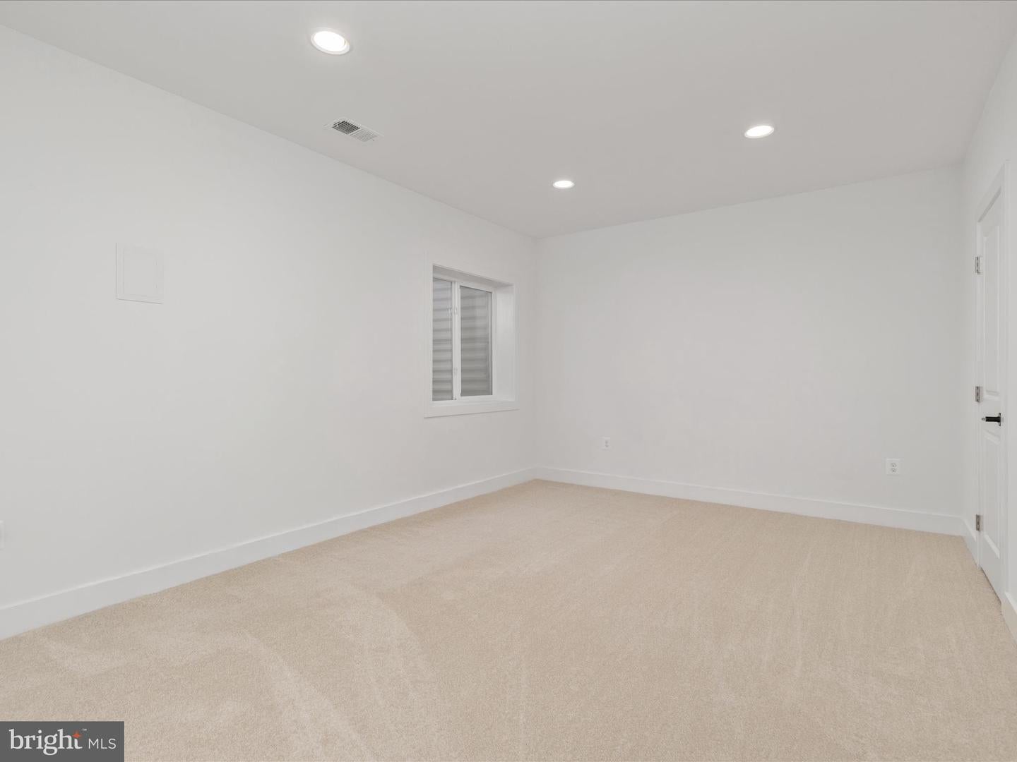 Oakton, Virginia, 22124, United States, 6 Bedrooms Bedrooms, ,6 BathroomsBathrooms,Residential,Active,1960120