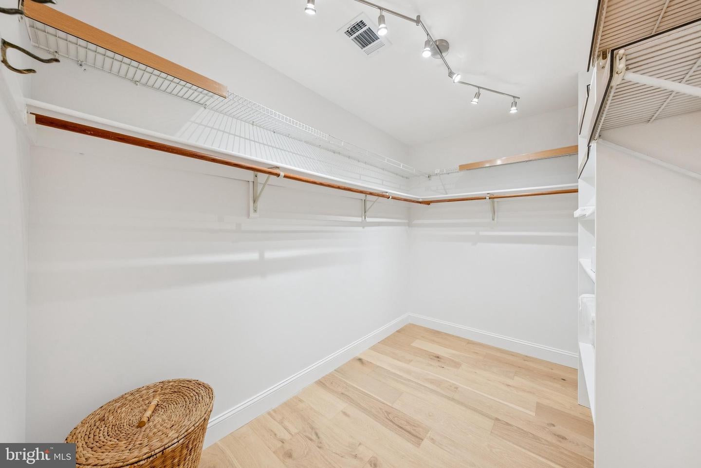 Oakton, Virginia, 22124, United States, 4 Bedrooms Bedrooms, ,4 BathroomsBathrooms,Residential,Active,1971783