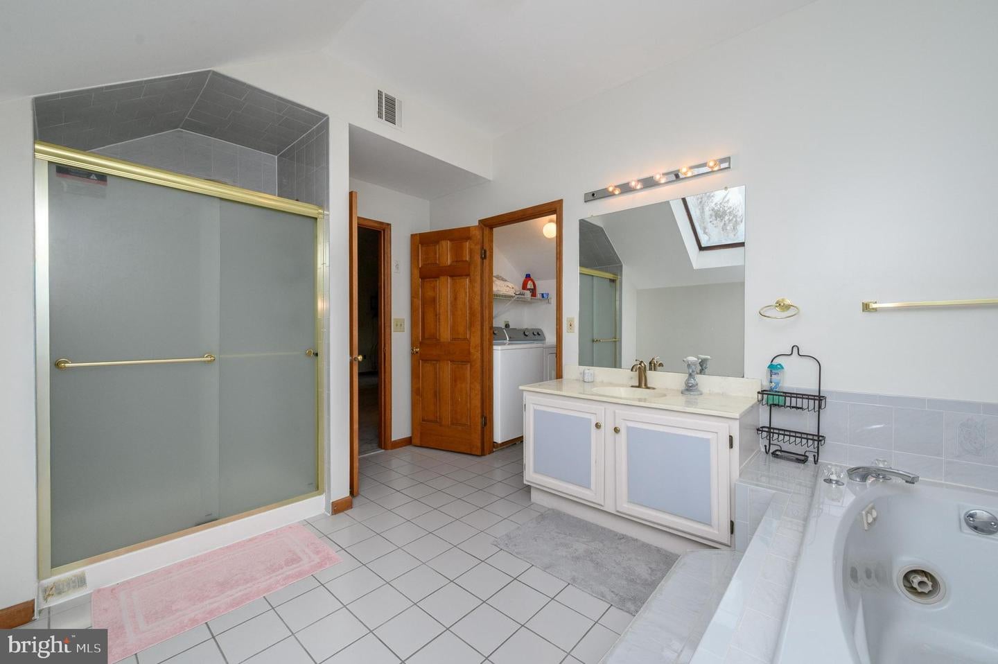 Monmouth Junction, New Jersey, 08852, United States, 5 Bedrooms Bedrooms, ,5 BathroomsBathrooms,Residential,Active,1987239