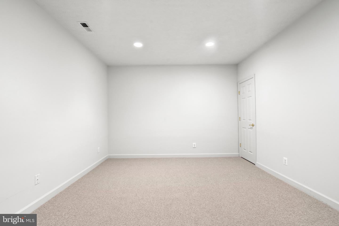Oakton, Virginia, 22124, United States, 5 Bedrooms Bedrooms, ,5 BathroomsBathrooms,Residential,Active,1926902