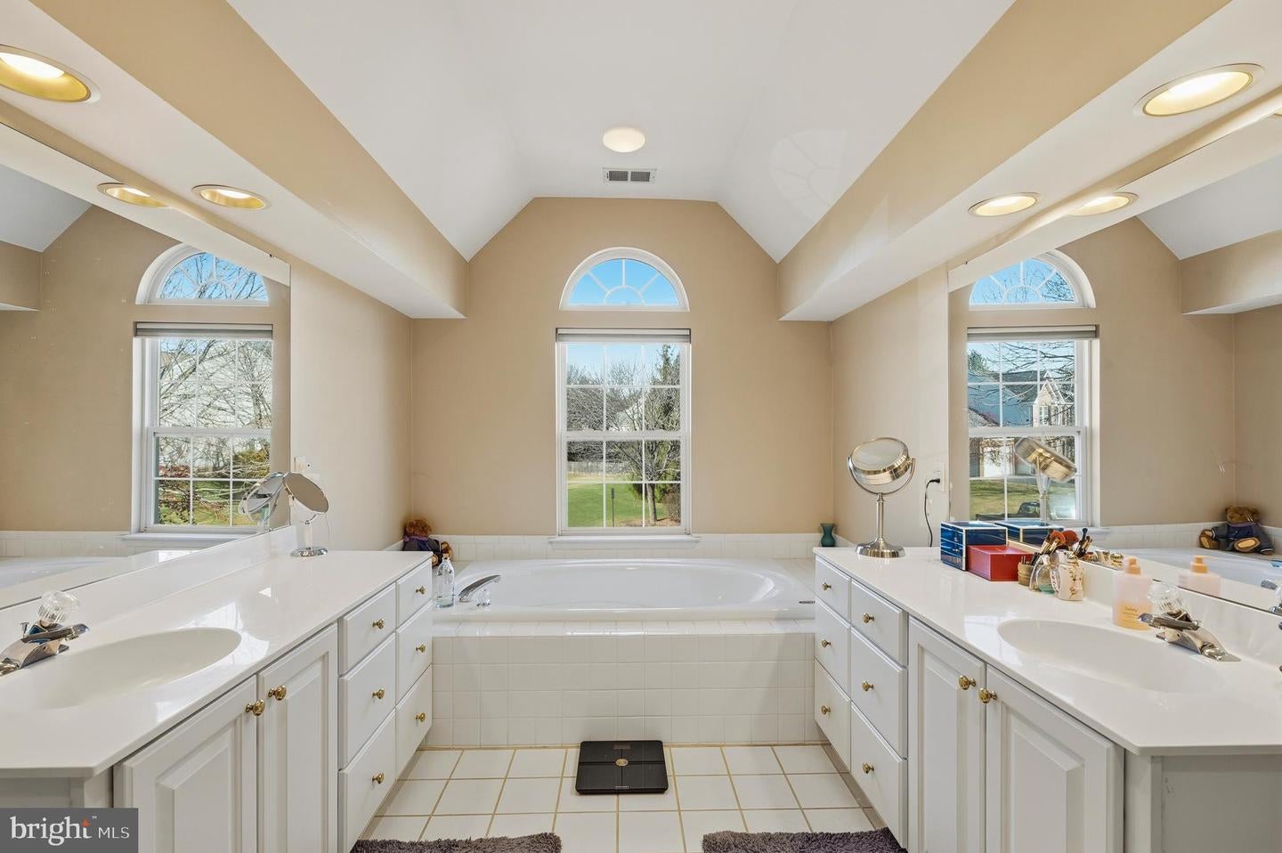 Pennington, New Jersey, 08534, United States, 4 Bedrooms Bedrooms, ,5 BathroomsBathrooms,Residential,Active,1999934