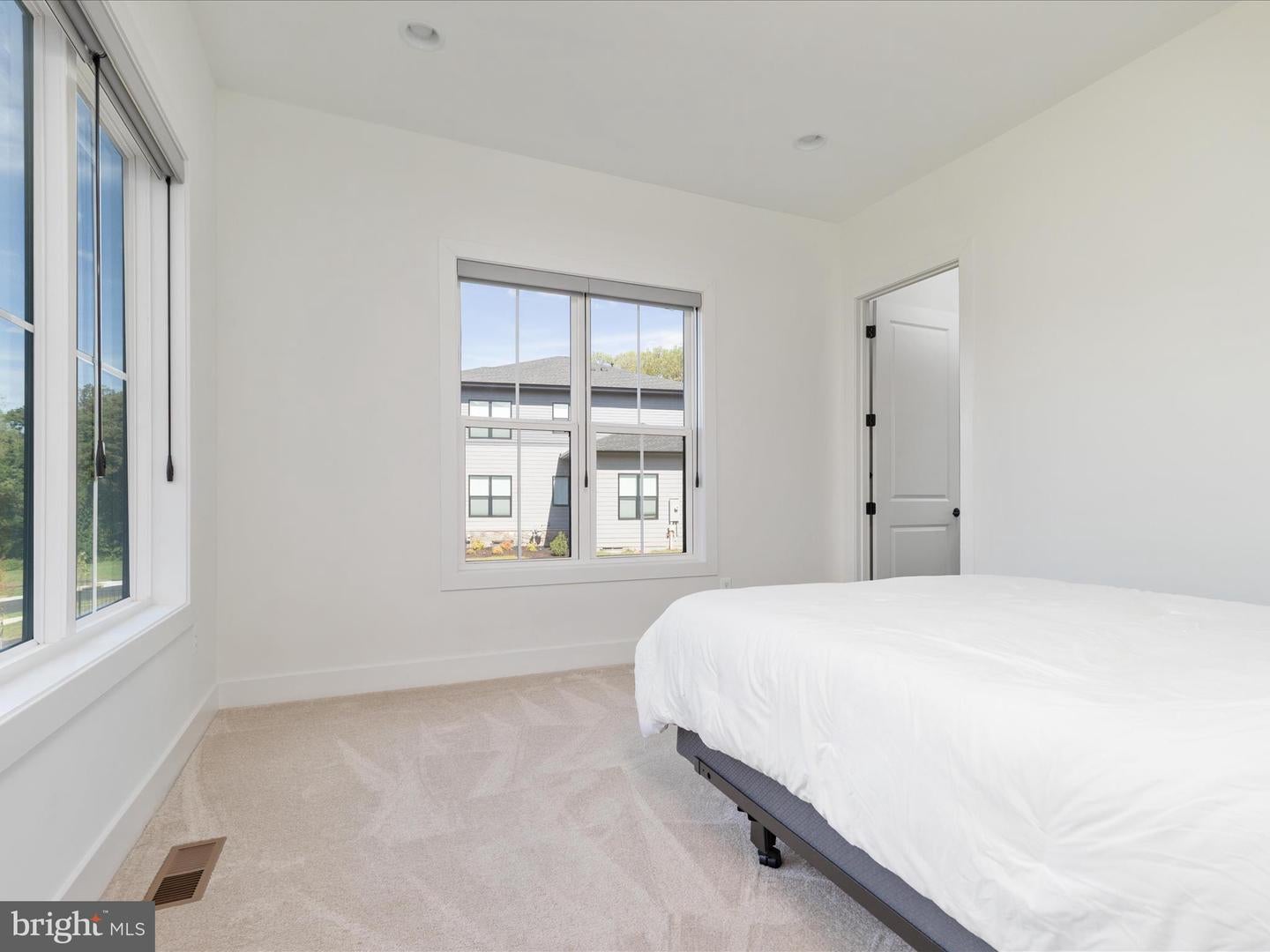 Oakton, Virginia, 22124, United States, 6 Bedrooms Bedrooms, ,6 BathroomsBathrooms,Residential,Active,1960120