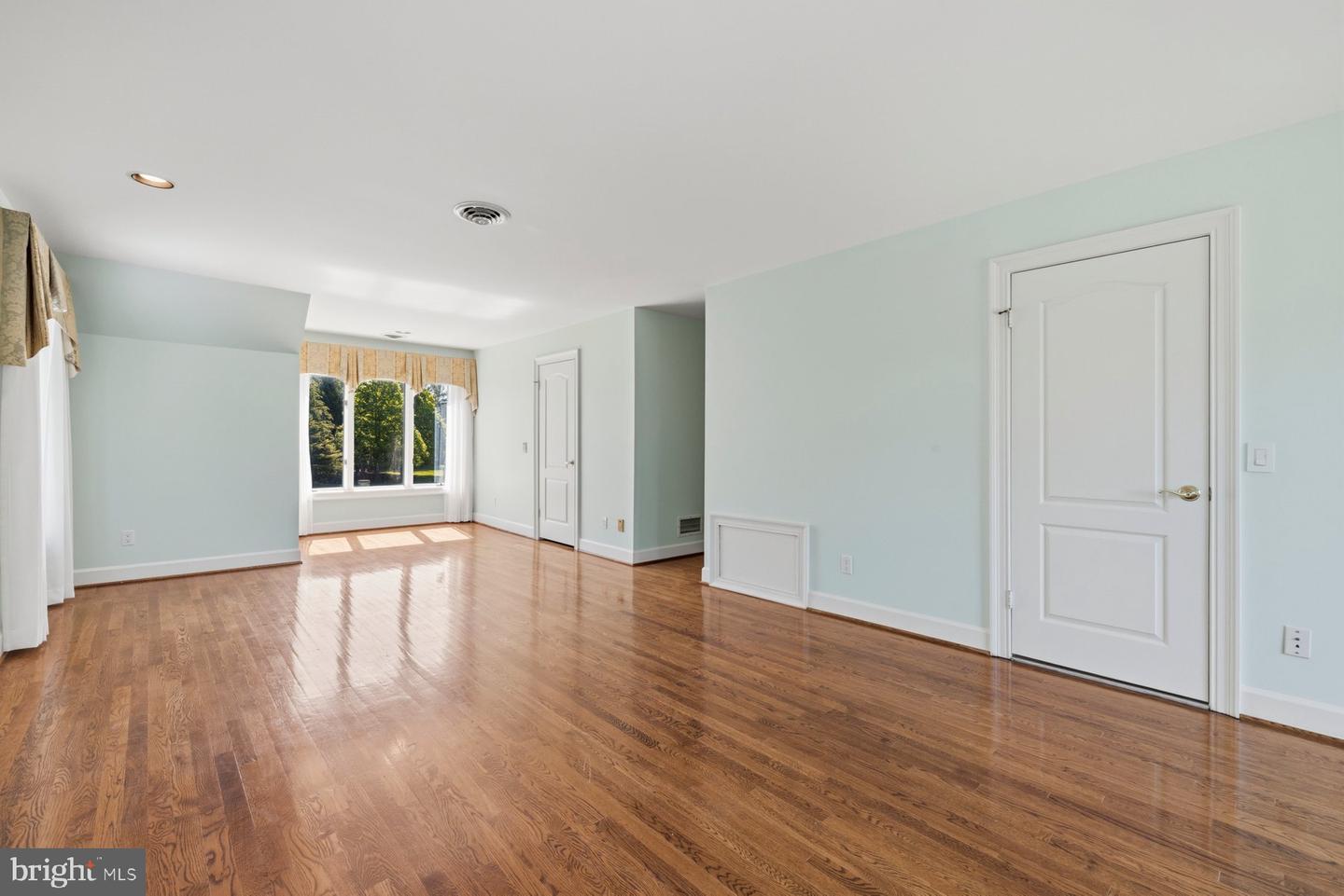 North Potomac, Maryland, 20878, United States, 5 Bedrooms Bedrooms, ,6 BathroomsBathrooms,Residential,Active,2045699