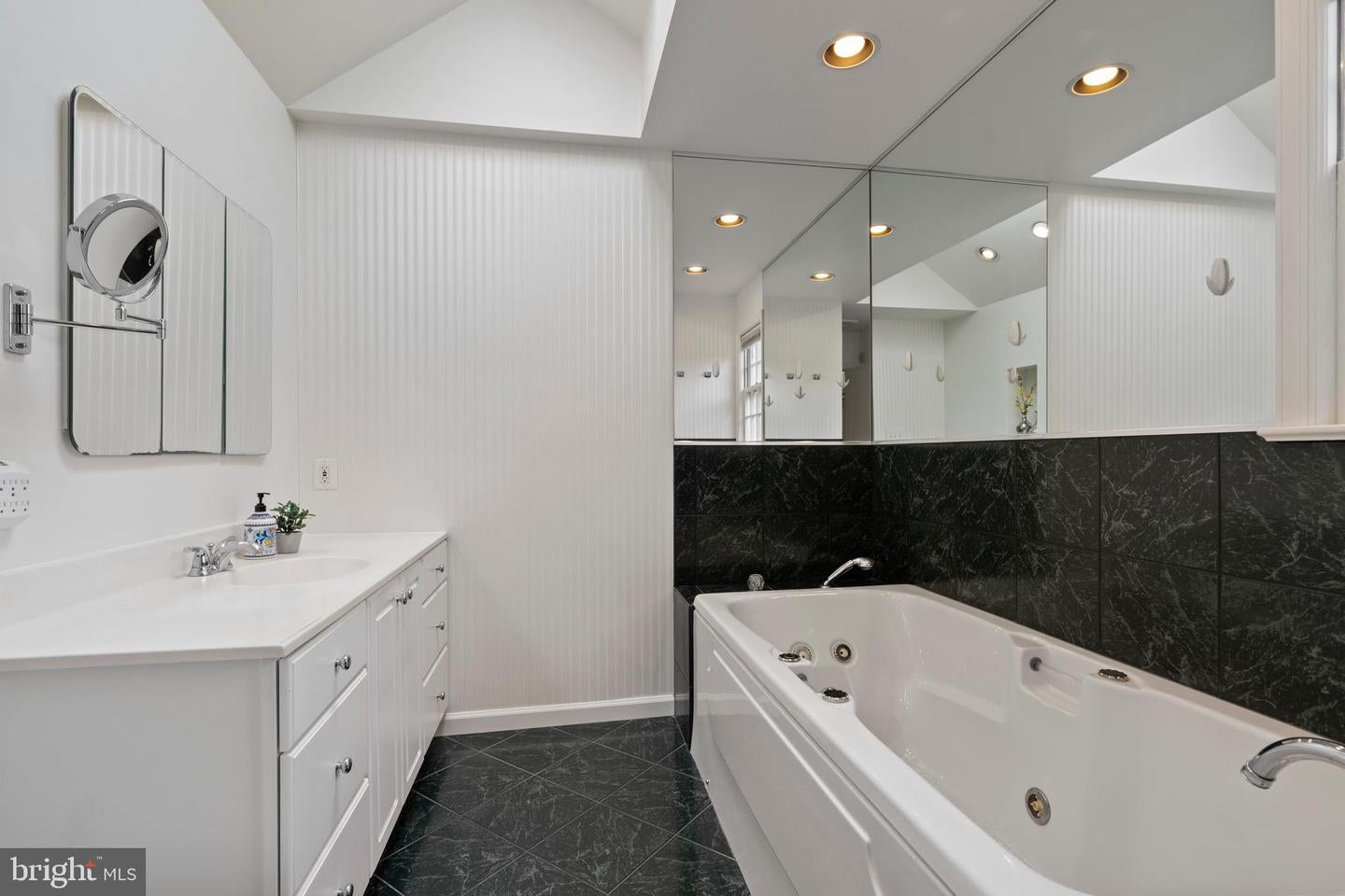 Arlington, Virginia, 22207, United States, 5 Bedrooms Bedrooms, ,4 BathroomsBathrooms,Residential,Active,1843845