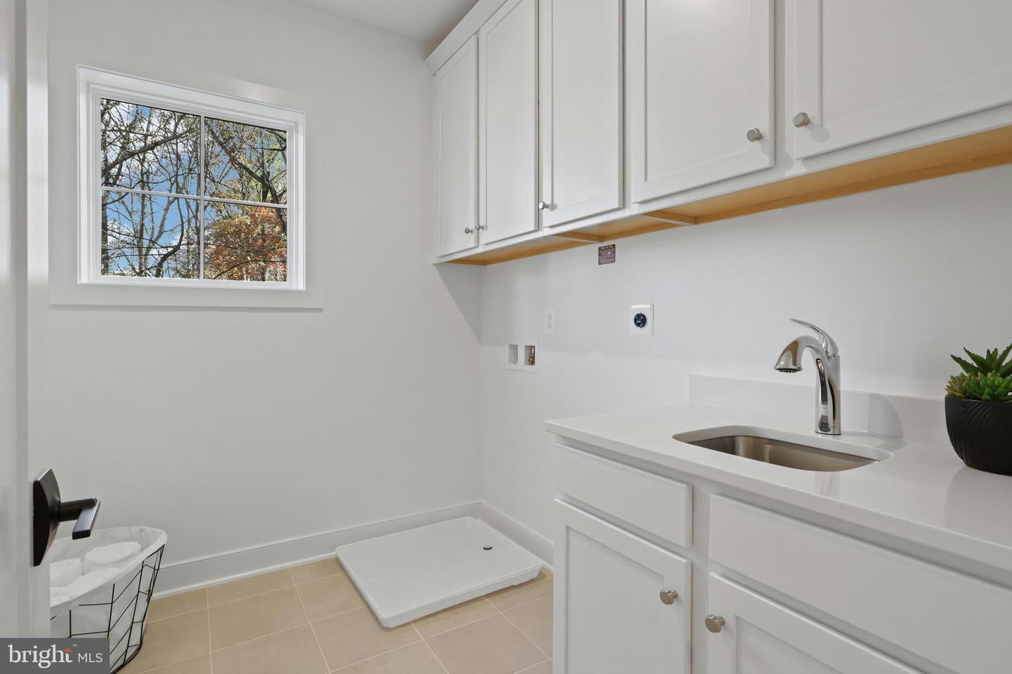 Falls Church, Virginia, 22046, United States, 4 Bedrooms Bedrooms, ,5 BathroomsBathrooms,Residential,Contingent,1702402