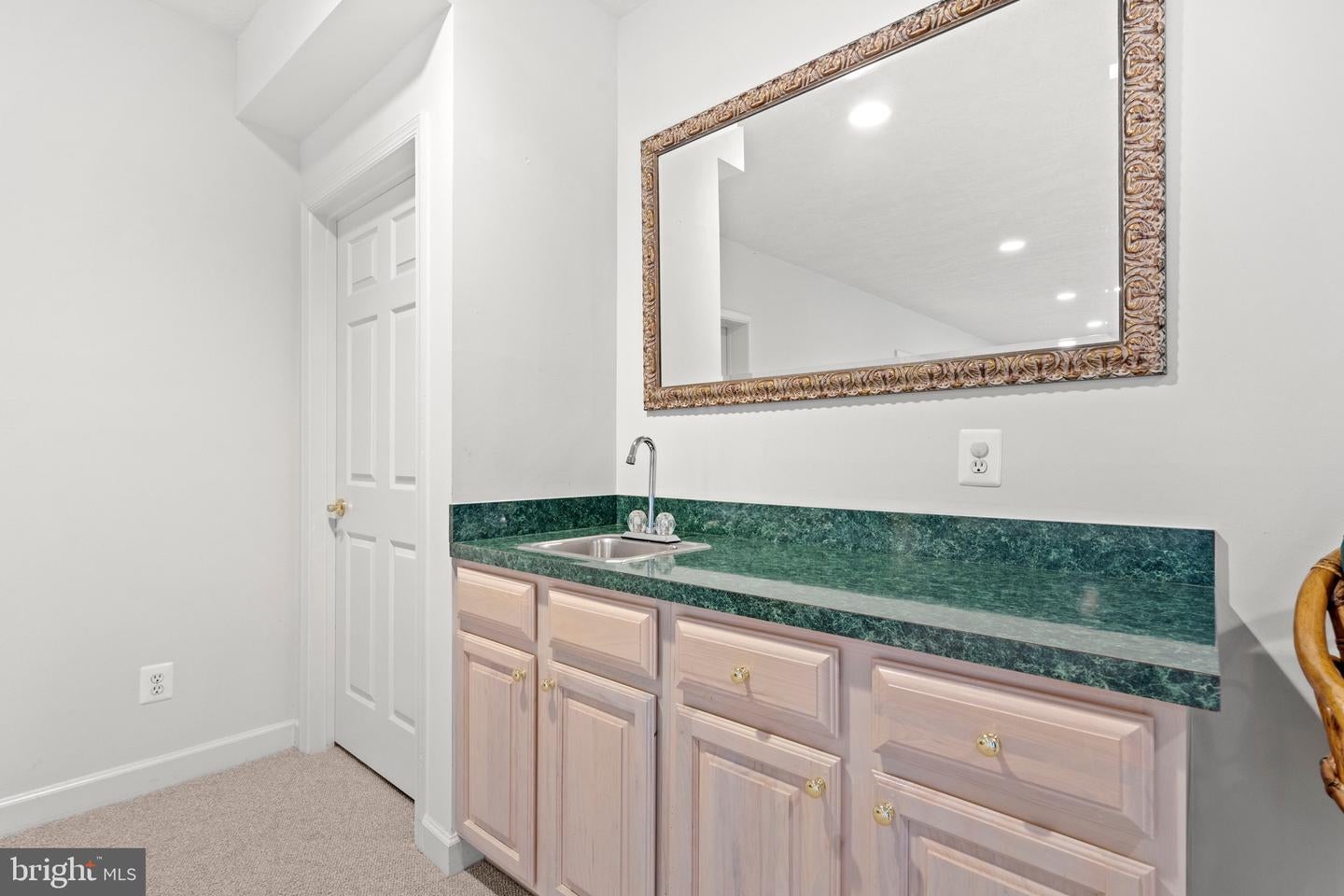 Oakton, Virginia, 22124, United States, 5 Bedrooms Bedrooms, ,5 BathroomsBathrooms,Residential,Active,1926902
