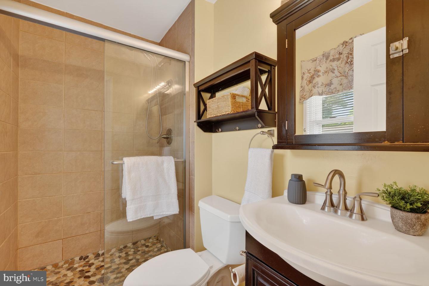 Falls Church, Virginia, 22043, United States, 4 Bedrooms Bedrooms, ,3 BathroomsBathrooms,Residential,Active,2045048