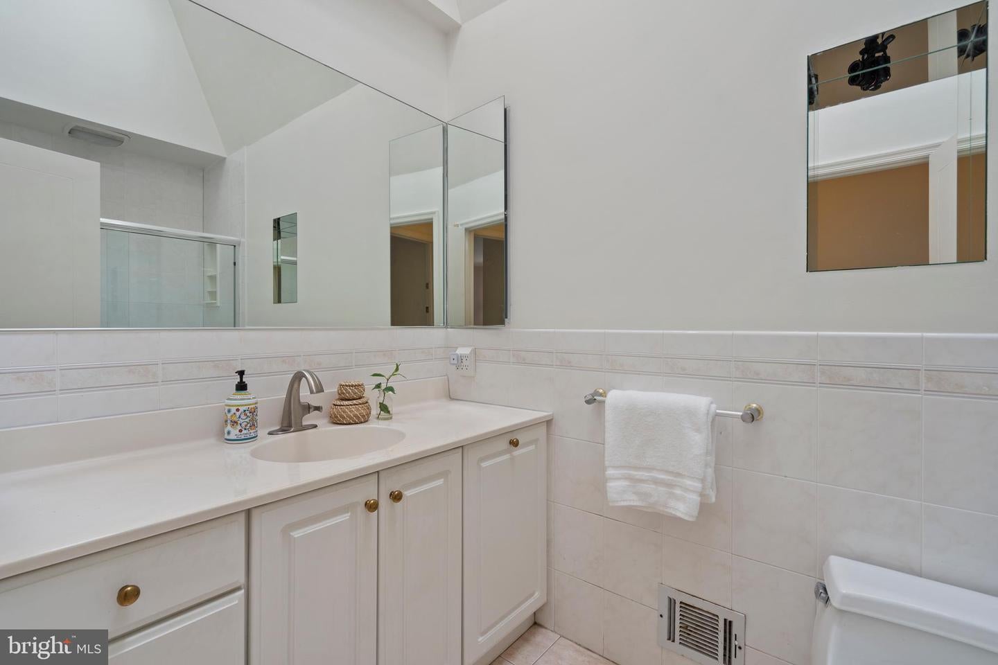 Arlington, Virginia, 22207, United States, 5 Bedrooms Bedrooms, ,4 BathroomsBathrooms,Residential,Active,1843845