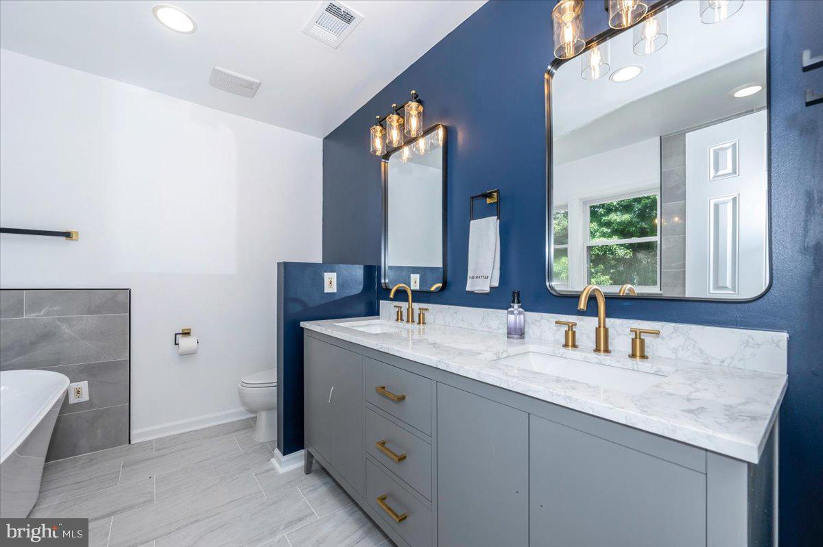 Fairfax, Virginia, 22030, United States, 5 Bedrooms Bedrooms, ,4 BathroomsBathrooms,Residential,Active,1892608