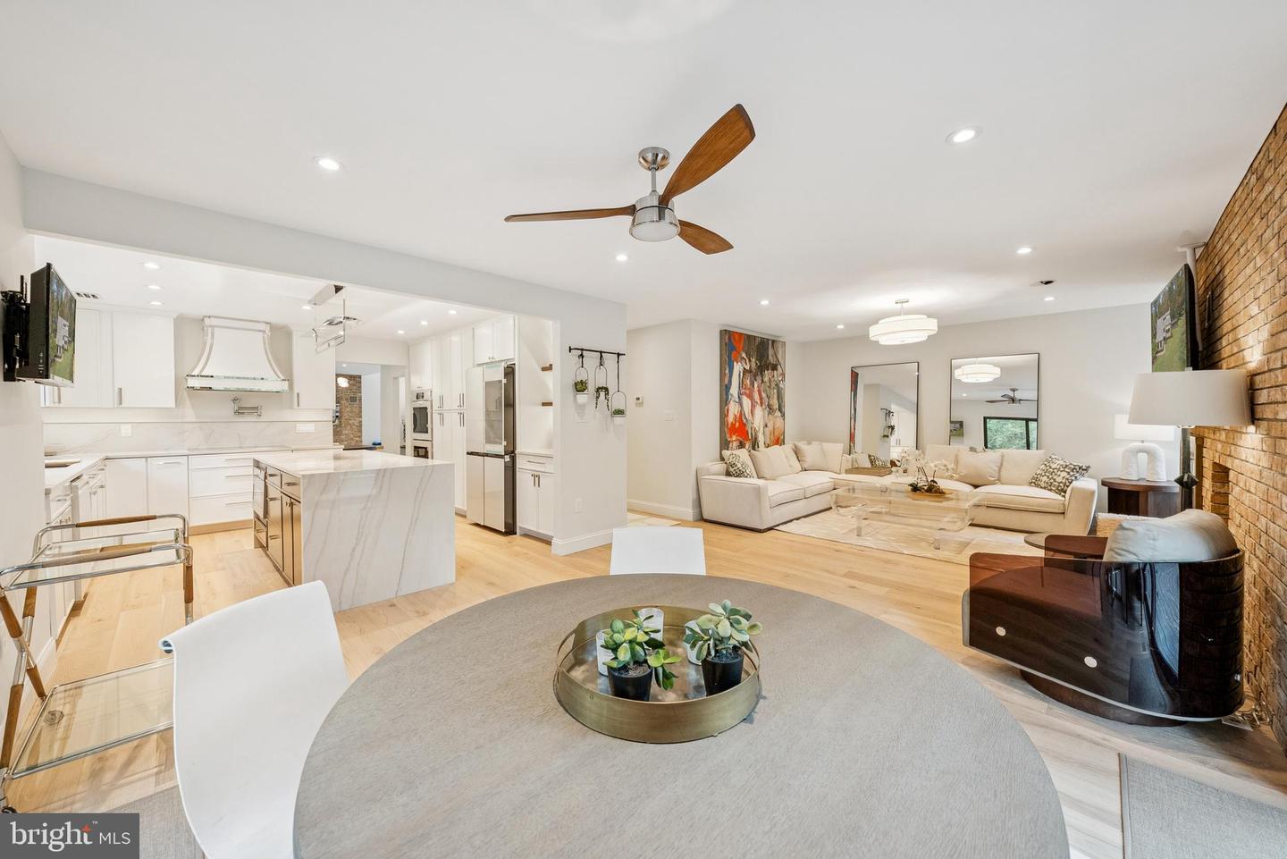 Oakton, Virginia, 22124, United States, 4 Bedrooms Bedrooms, ,4 BathroomsBathrooms,Residential,Active,1971783