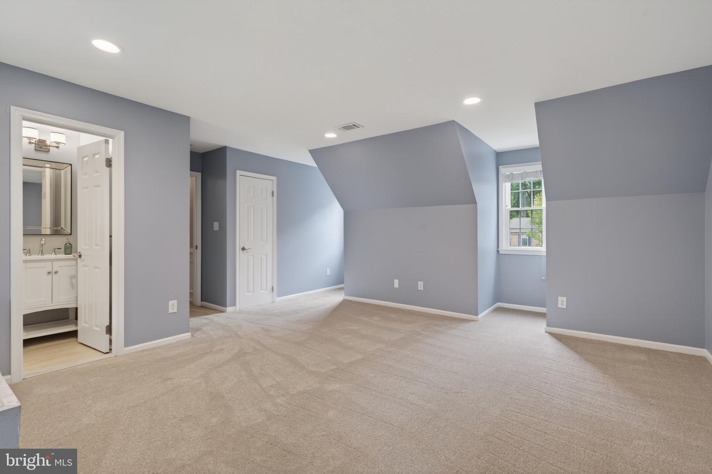 Fairfax Station, Virginia, 22039, United States, 5 Bedrooms Bedrooms, ,5 BathroomsBathrooms,Residential,Pending,2045787