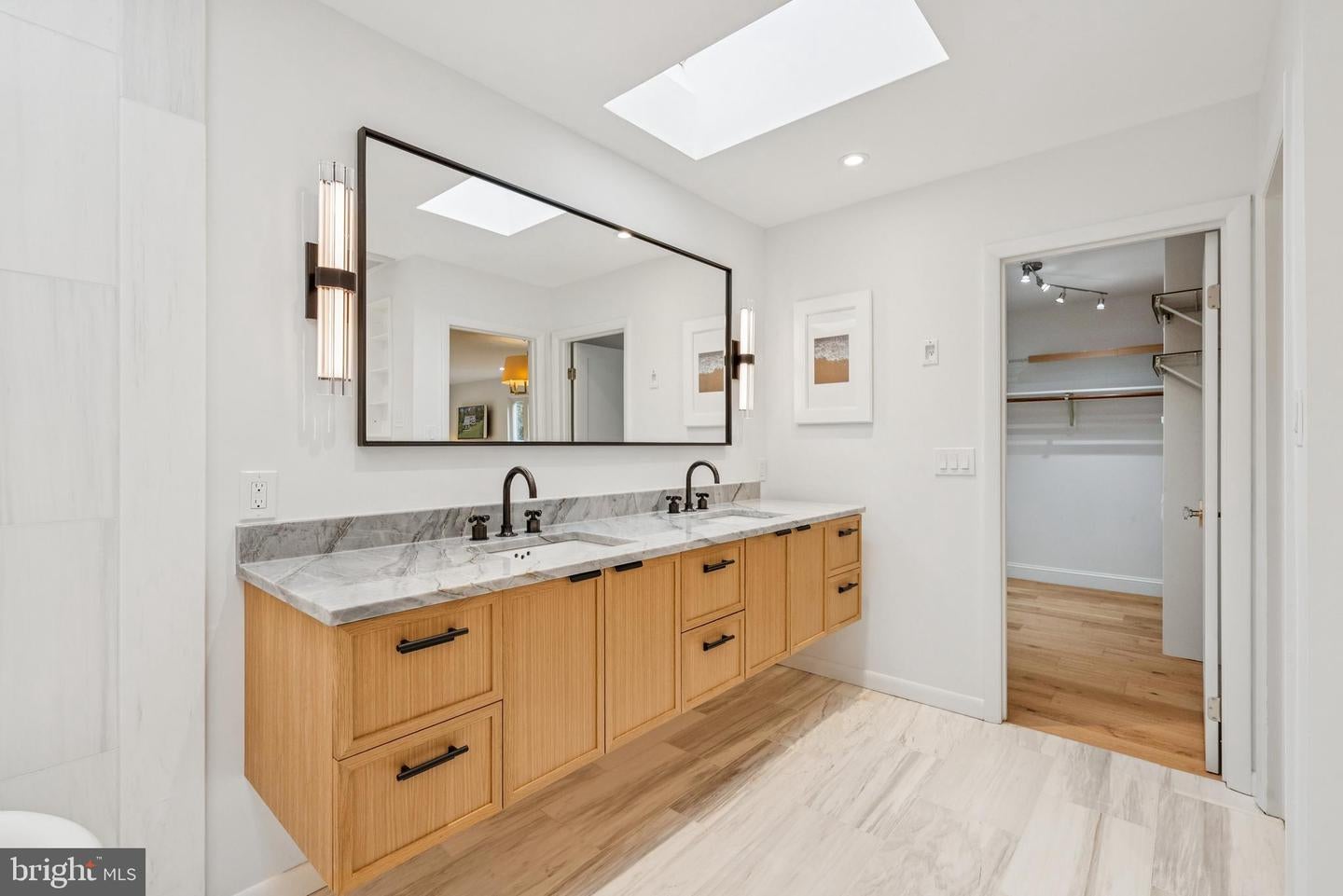 Oakton, Virginia, 22124, United States, 4 Bedrooms Bedrooms, ,4 BathroomsBathrooms,Residential,Active,1971783