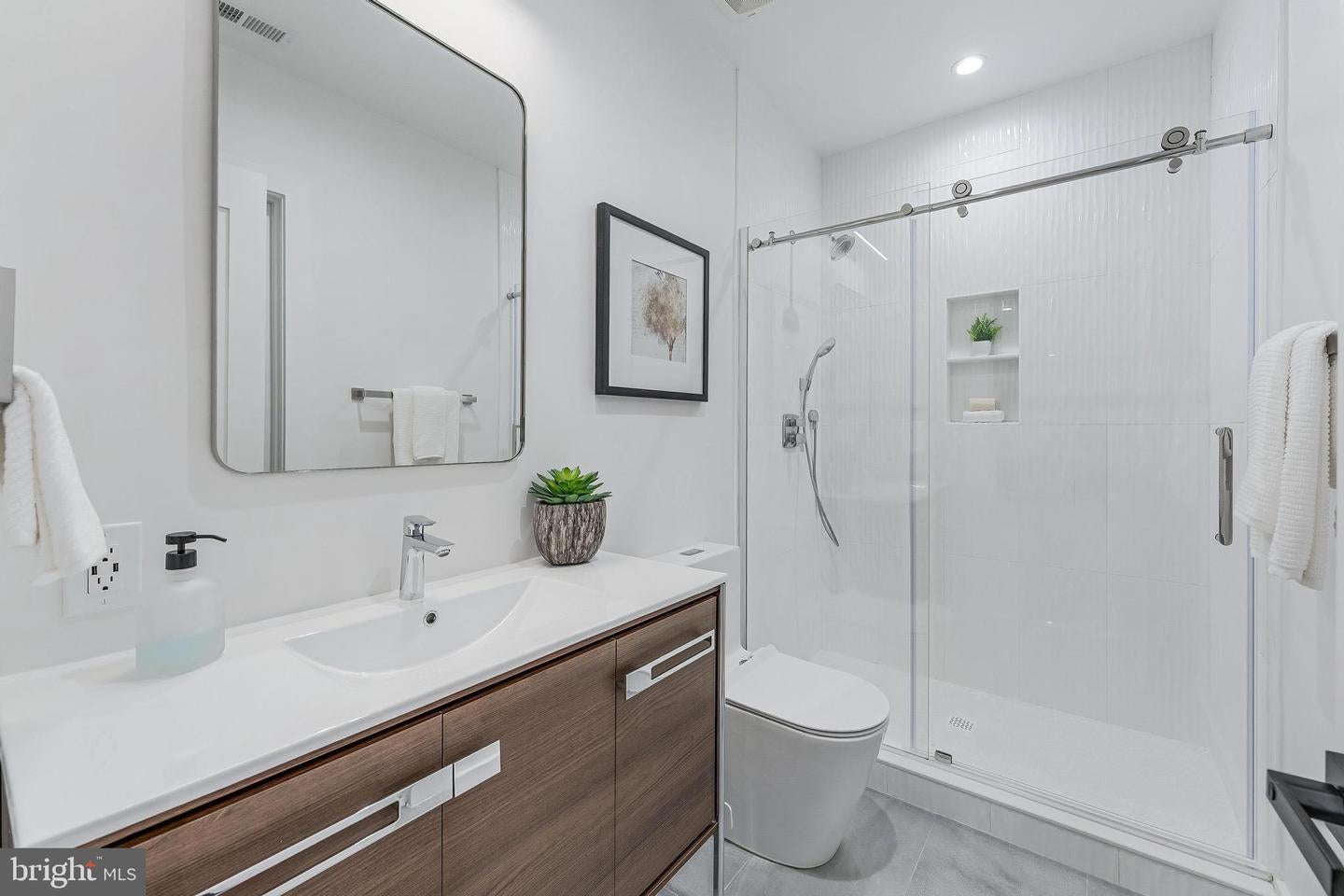 Falls Church, Virginia, 22042, United States, 6 Bedrooms Bedrooms, ,6 BathroomsBathrooms,Residential,Active,1989772