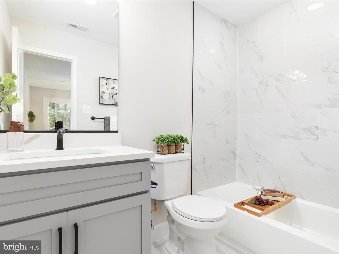 Clifton, Virginia, 20124, United States, 5 Bedrooms Bedrooms, ,5 BathroomsBathrooms,Residential,Active,1998598