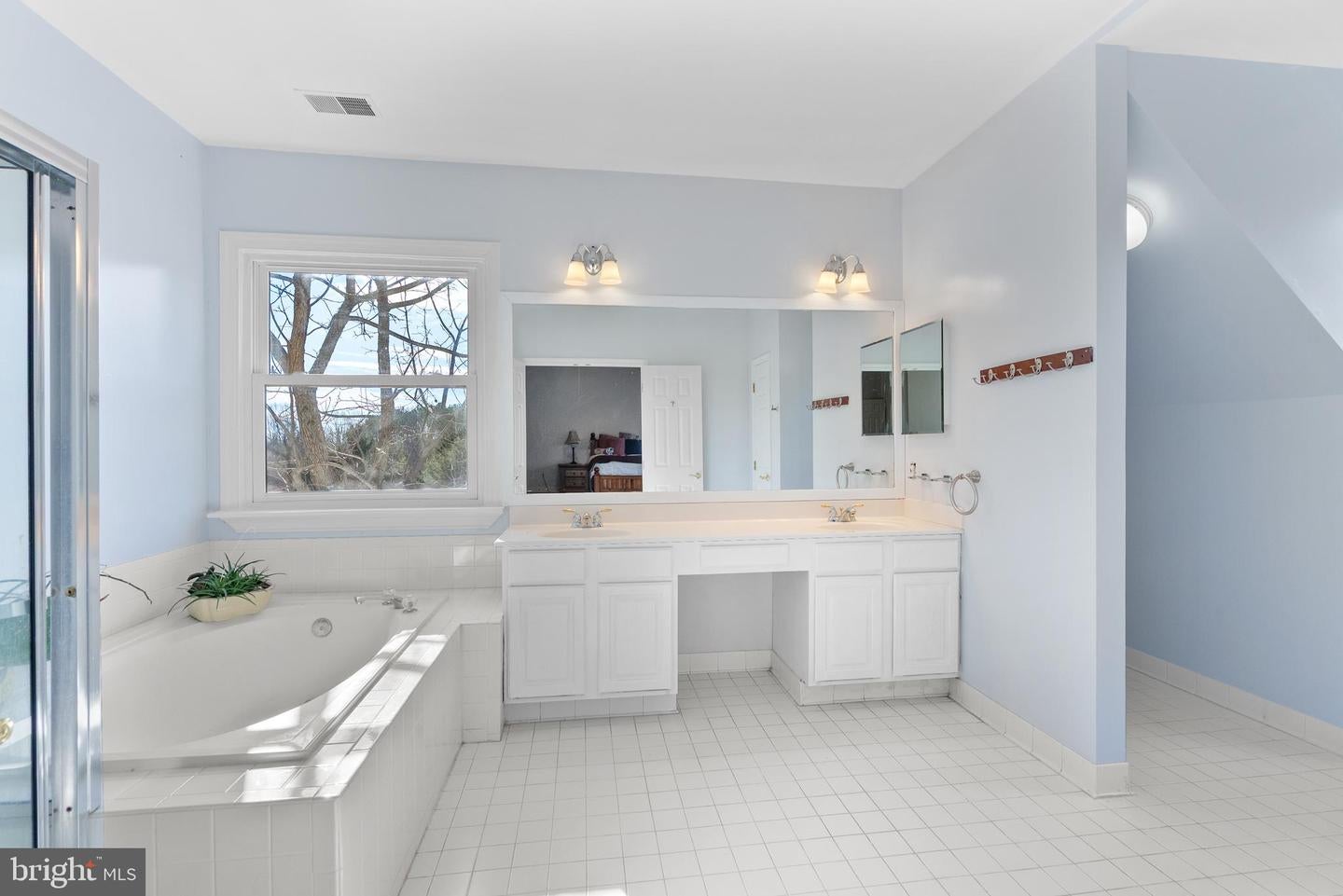 Gaithersburg, Maryland, 20879, United States, 5 Bedrooms Bedrooms, ,5 BathroomsBathrooms,Residential,Active,1999190