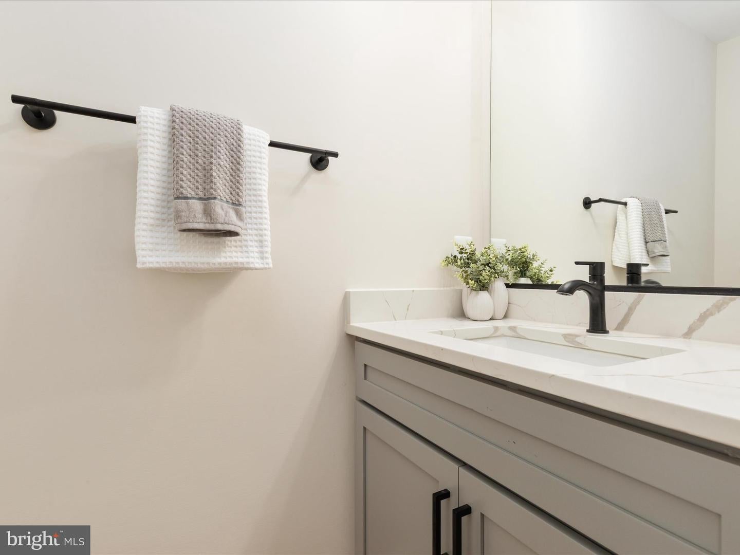 Clifton, Virginia, 20124, United States, 5 Bedrooms Bedrooms, ,5 BathroomsBathrooms,Residential,Active,1998598