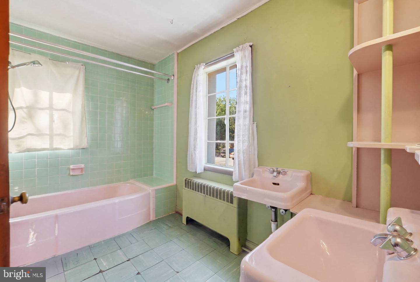 Laurel, Maryland, 20707, United States, 5 Bedrooms Bedrooms, ,6 BathroomsBathrooms,Residential,Active,2052098