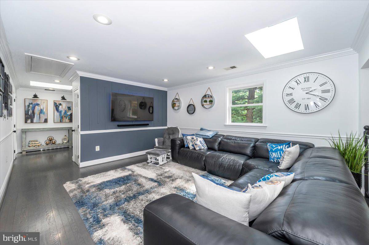Fairfax, Virginia, 22030, United States, 5 Bedrooms Bedrooms, ,4 BathroomsBathrooms,Residential,Active,1892608