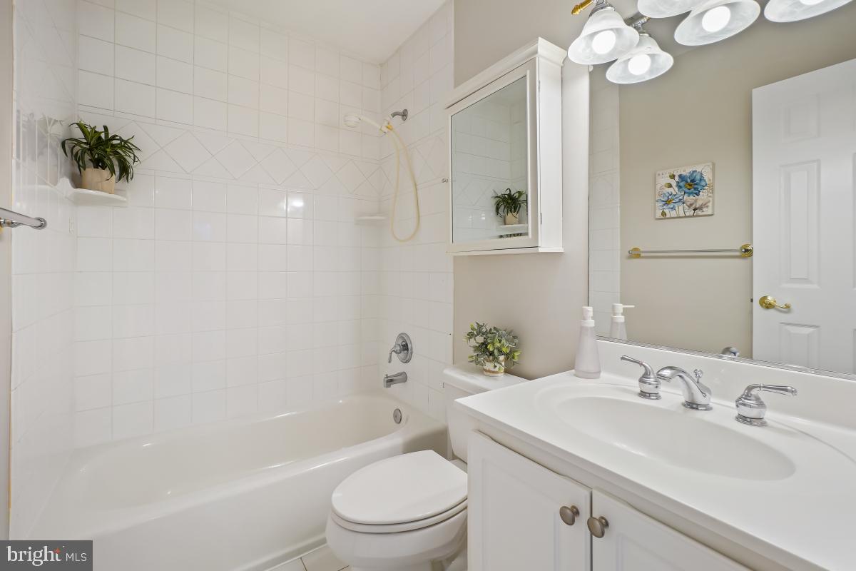 Fairfax, Virginia, 22030, United States, 5 Bedrooms Bedrooms, ,6 BathroomsBathrooms,Residential,Active,2008336