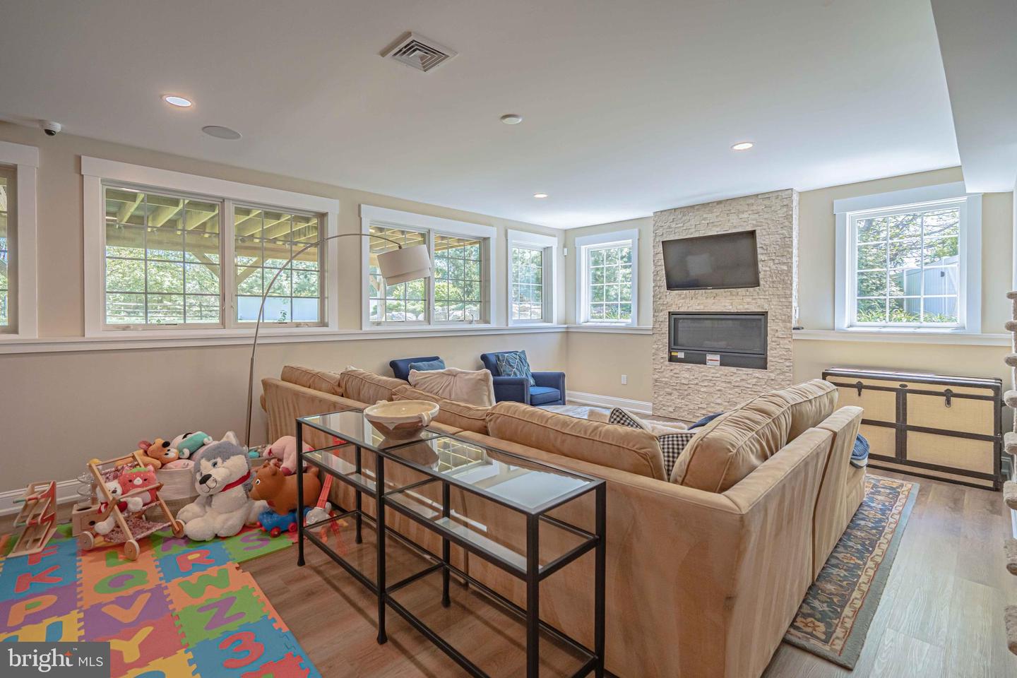 Bethlehem, Pennsylvania, 18020, United States, 4 Bedrooms Bedrooms, ,5 BathroomsBathrooms,Residential,Pending,1968396