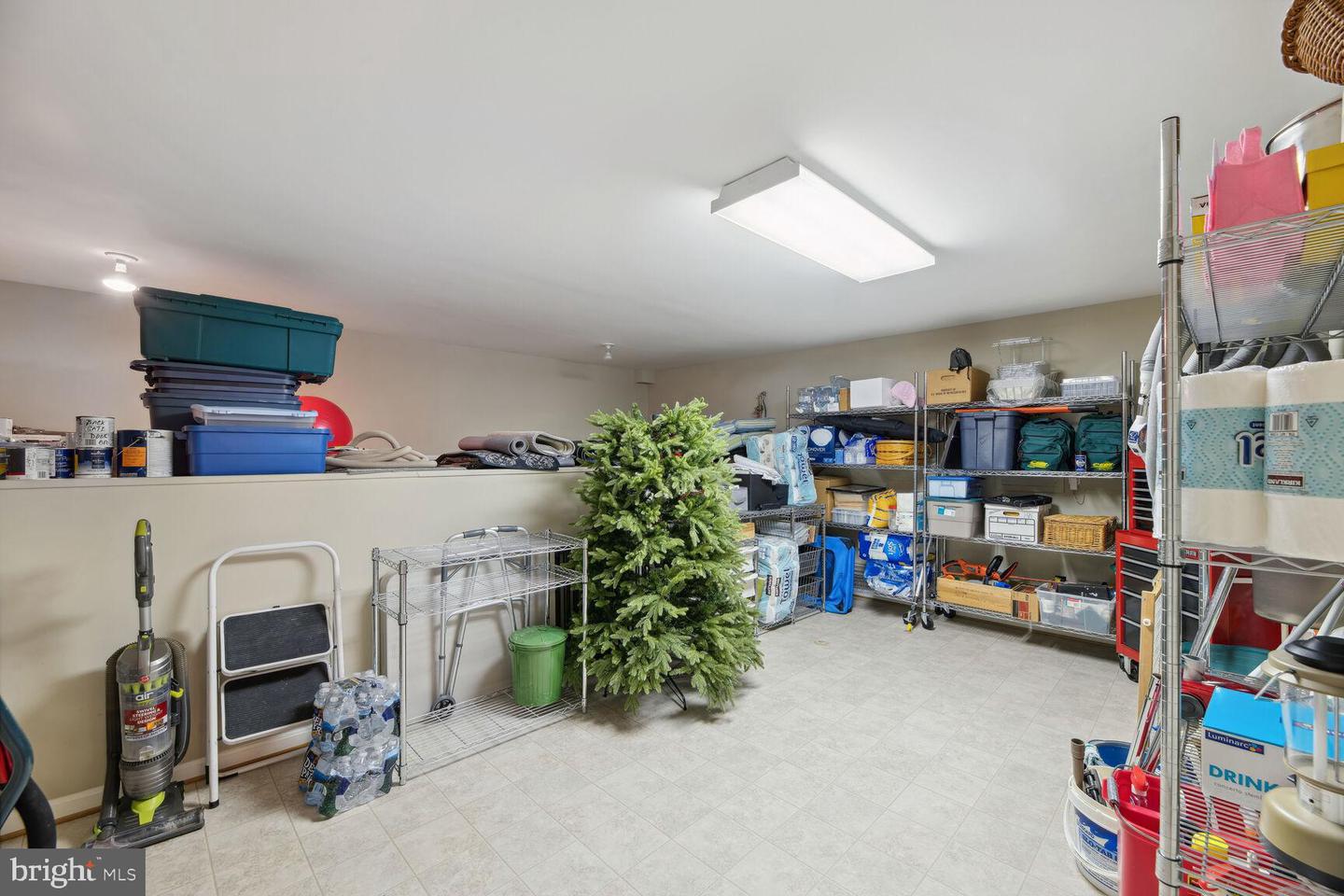 Mclean, Virginia, 22101, United States, 3 Bedrooms Bedrooms, ,6 BathroomsBathrooms,Residential,Contingent,1894225