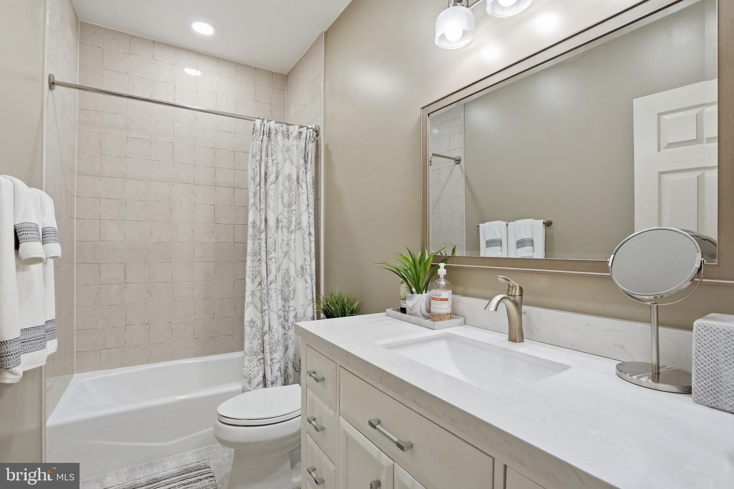 Great Falls, Virginia, 22066, United States, 5 Bedrooms Bedrooms, ,7 BathroomsBathrooms,Residential,Active,2044999