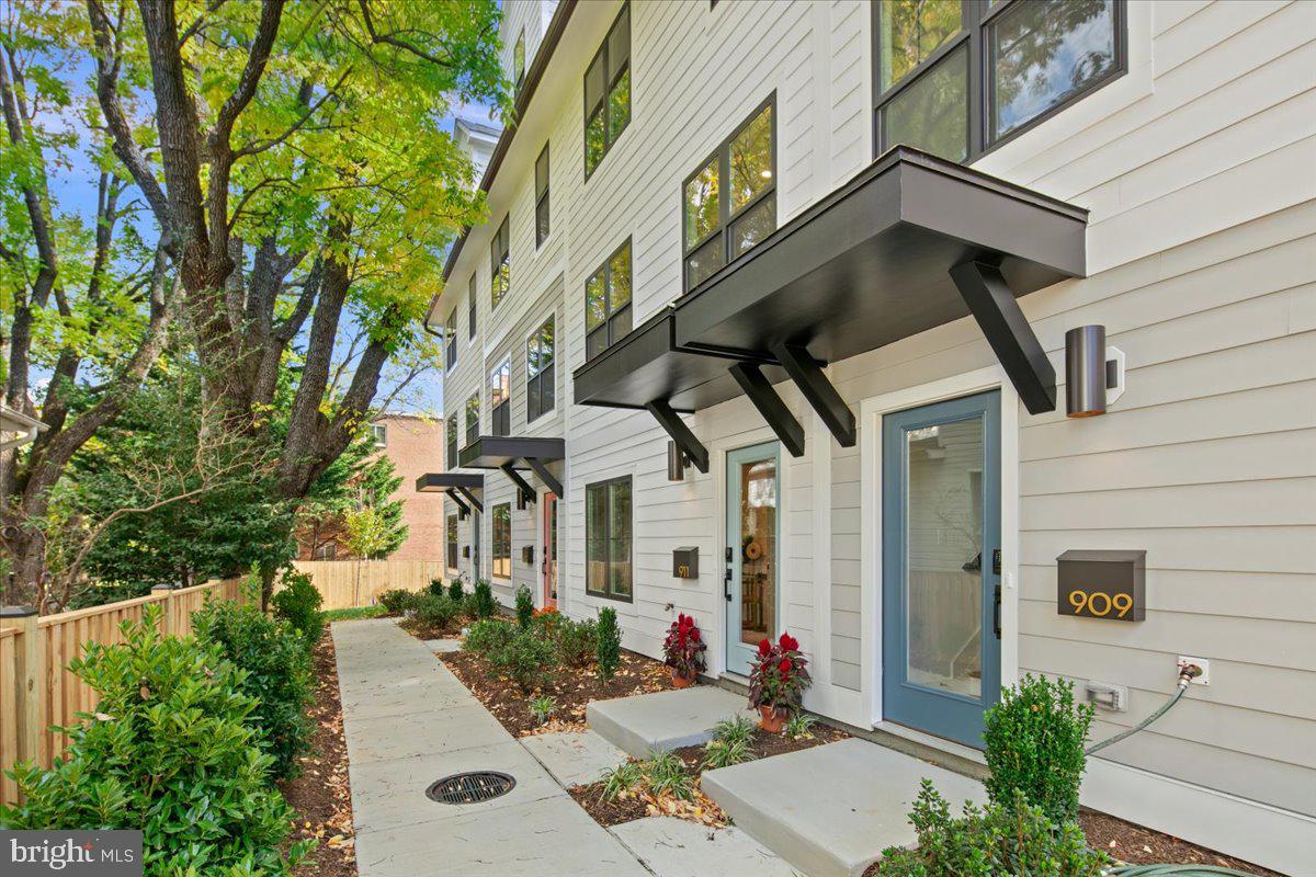 Arlington, Virginia, 22201, United States, 4 Bedrooms Bedrooms, ,5 BathroomsBathrooms,Residential,Active,2011879