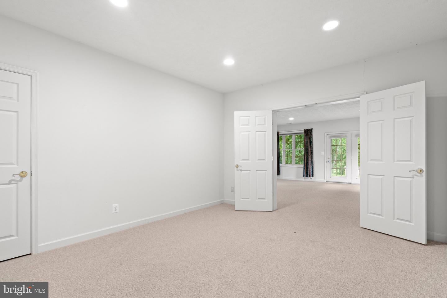 Oakton, Virginia, 22124, United States, 5 Bedrooms Bedrooms, ,5 BathroomsBathrooms,Residential,Active,1926902