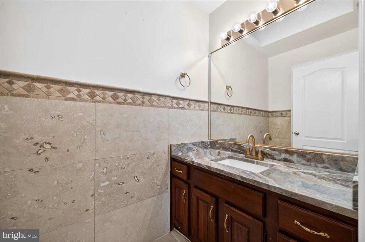 Clifton, Virginia, 20124, United States, 5 Bedrooms Bedrooms, ,6 BathroomsBathrooms,Residential,Active,2025639