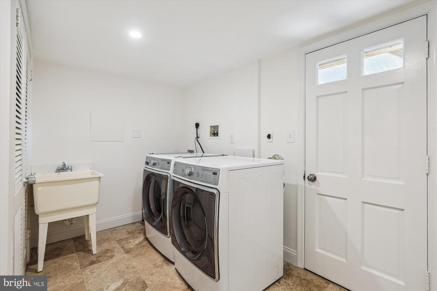 Vienna, Virginia, 22180, United States, 6 Bedrooms Bedrooms, ,4 BathroomsBathrooms,Residential,Active,1899895