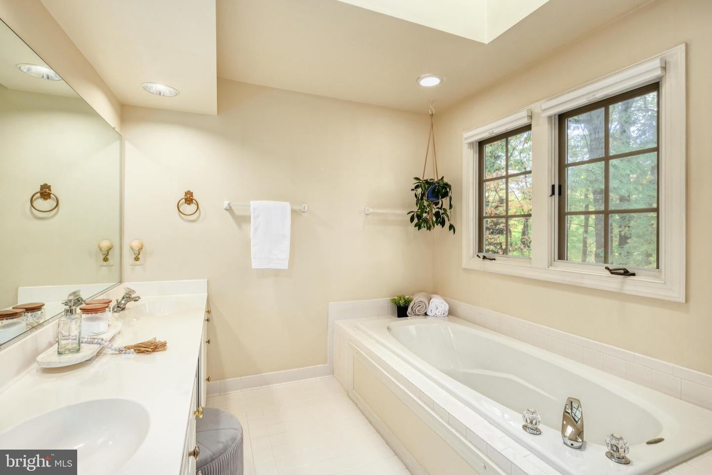 Fairfax Station, Virginia, 22039, United States, 4 Bedrooms Bedrooms, ,4 BathroomsBathrooms,Residential,Active,1988427