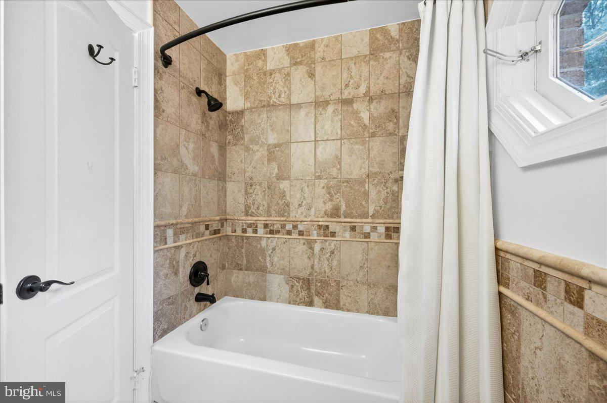 Clifton, Virginia, 20124, United States, 5 Bedrooms Bedrooms, ,6 BathroomsBathrooms,Residential,Active,2025639