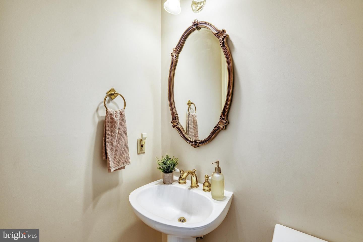 Fairfax Station, Virginia, 22039, United States, 4 Bedrooms Bedrooms, ,4 BathroomsBathrooms,Residential,Active,1988427