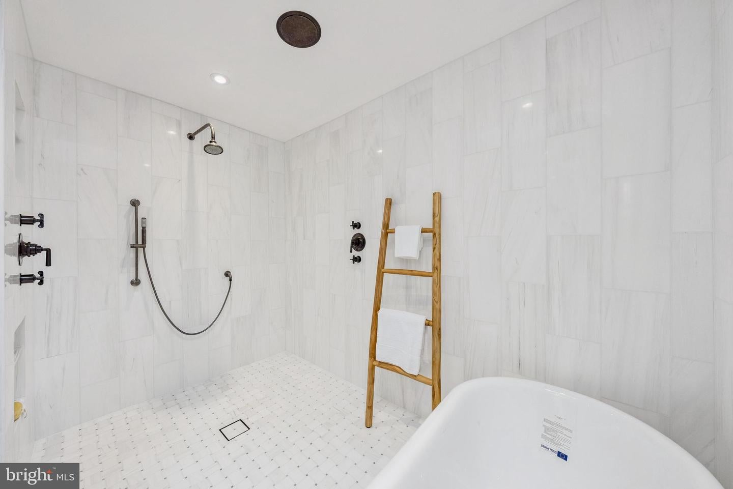 Oakton, Virginia, 22124, United States, 4 Bedrooms Bedrooms, ,4 BathroomsBathrooms,Residential,Active,1971783