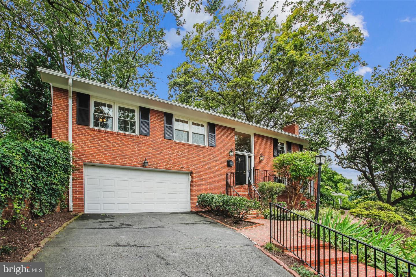 Arlington, Virginia, 22202, United States, 5 Bedrooms Bedrooms, ,3 BathroomsBathrooms,Residential,Active,1926909