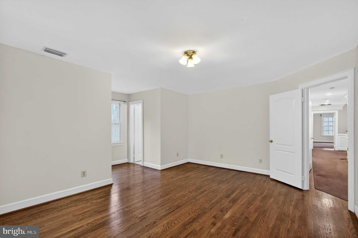 Clifton, Virginia, 20124, United States, 5 Bedrooms Bedrooms, ,6 BathroomsBathrooms,Residential,Active,2025639