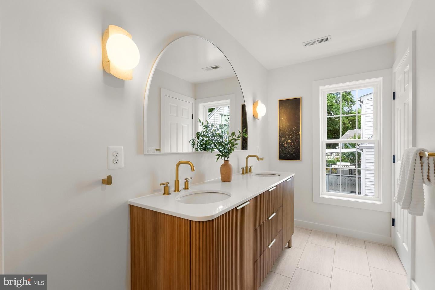 Kensington, Maryland, 20895, United States, 5 Bedrooms Bedrooms, ,4 BathroomsBathrooms,Residential,Active,1904171