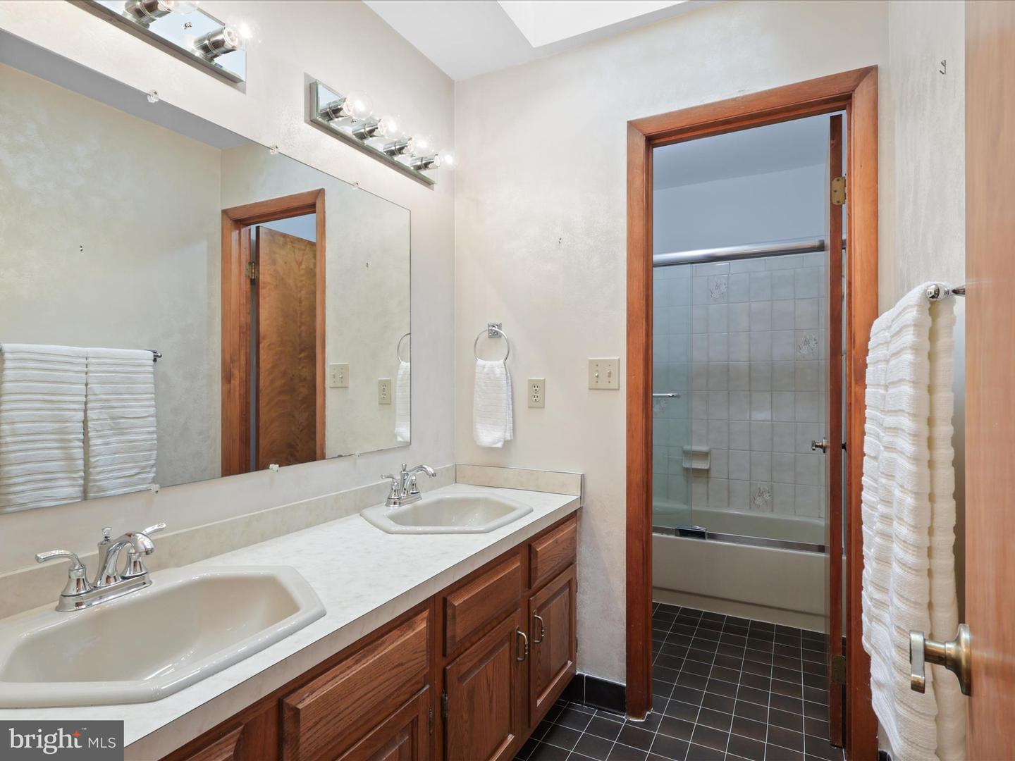 Clifton, Virginia, 20124, United States, 5 Bedrooms Bedrooms, ,4 BathroomsBathrooms,Residential,Active,1943827