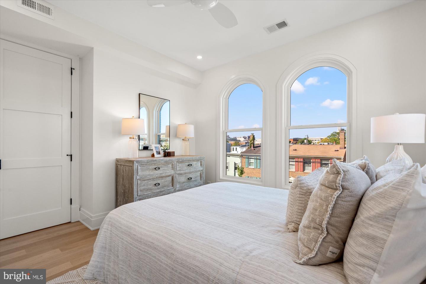 Alexandria, Virginia, 22314, United States, 4 Bedrooms Bedrooms, ,5 BathroomsBathrooms,Residential,Contingent,2011194