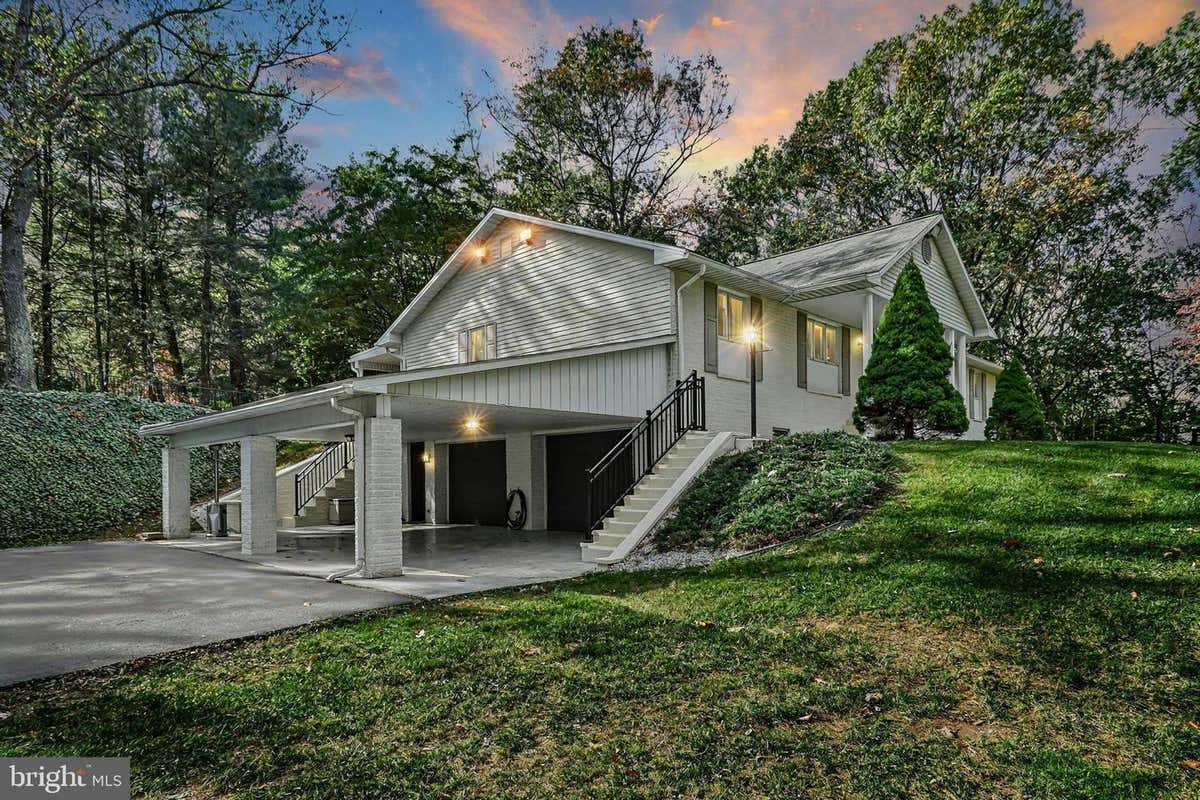 132 E WINDING HILL RD, MECHANICSBURG, PA 17055 Single Family Residence