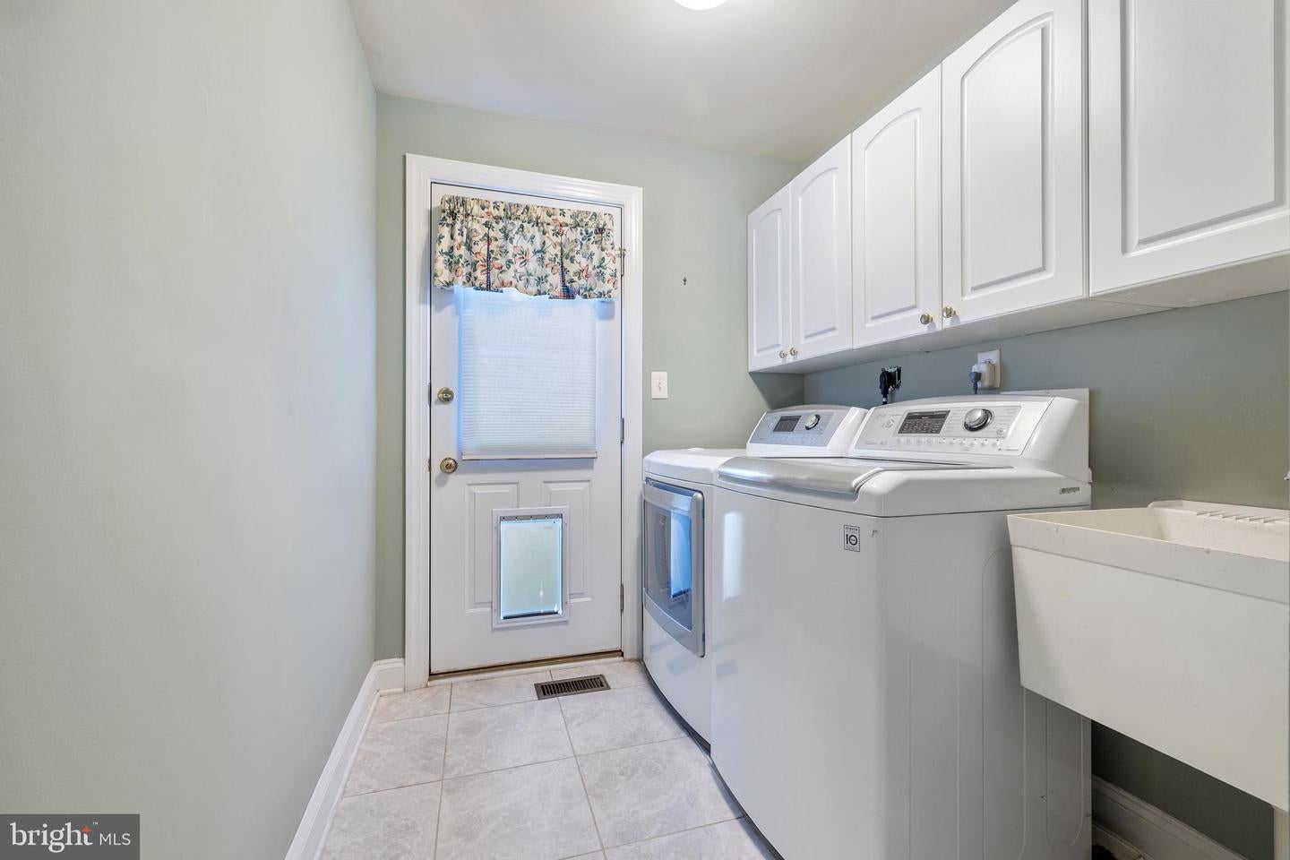 Rockville, Maryland, 20850, United States, 6 Bedrooms Bedrooms, ,5 BathroomsBathrooms,Residential,Active,1970950