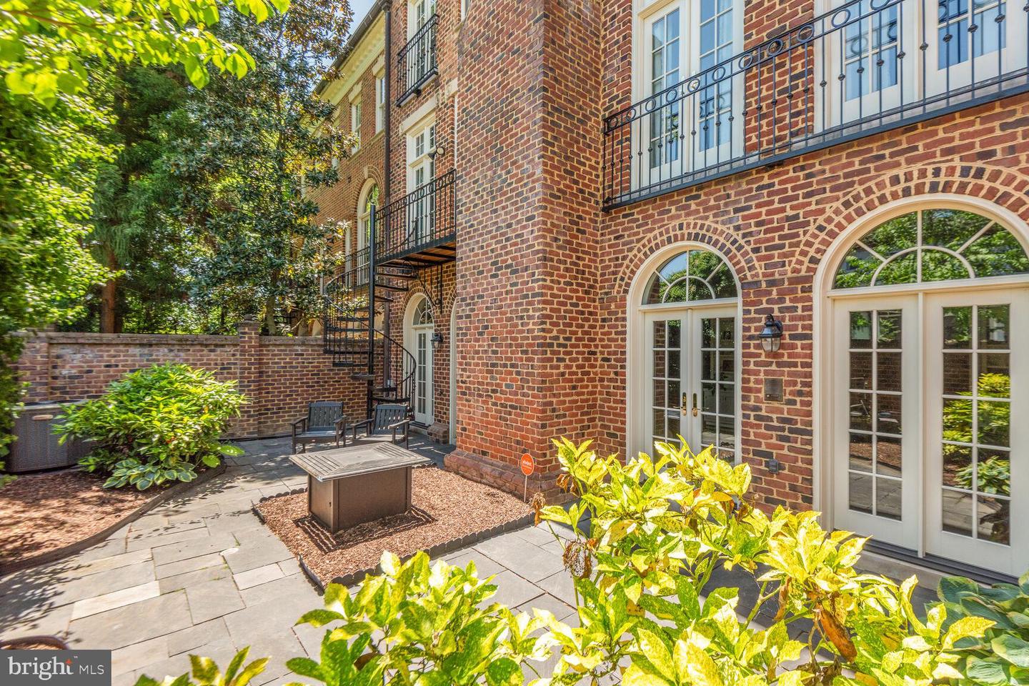 Mclean, Virginia, 22101, United States, 3 Bedrooms Bedrooms, ,6 BathroomsBathrooms,Residential,Contingent,1894225