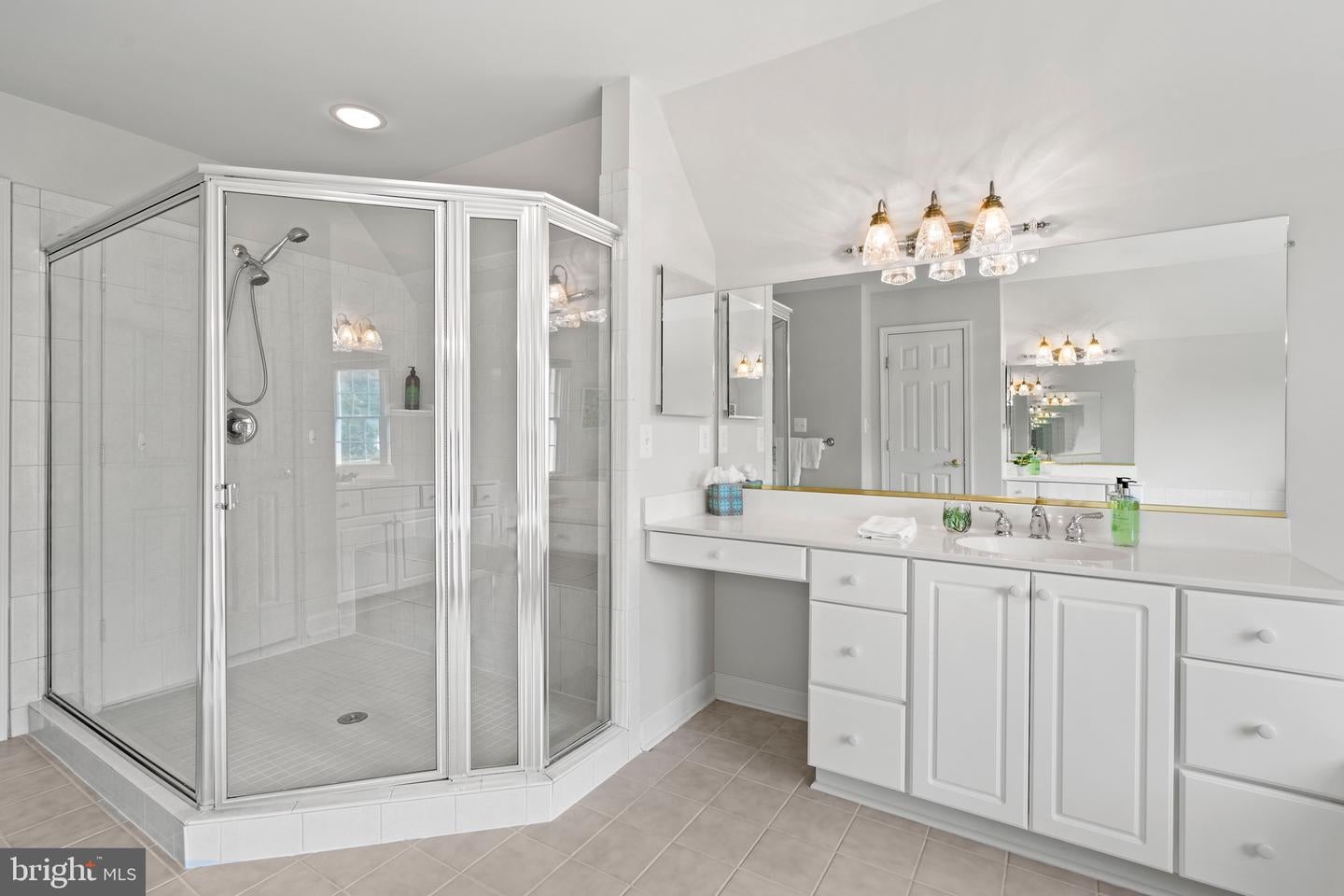 Oakton, Virginia, 22124, United States, 5 Bedrooms Bedrooms, ,5 BathroomsBathrooms,Residential,Active,1926902