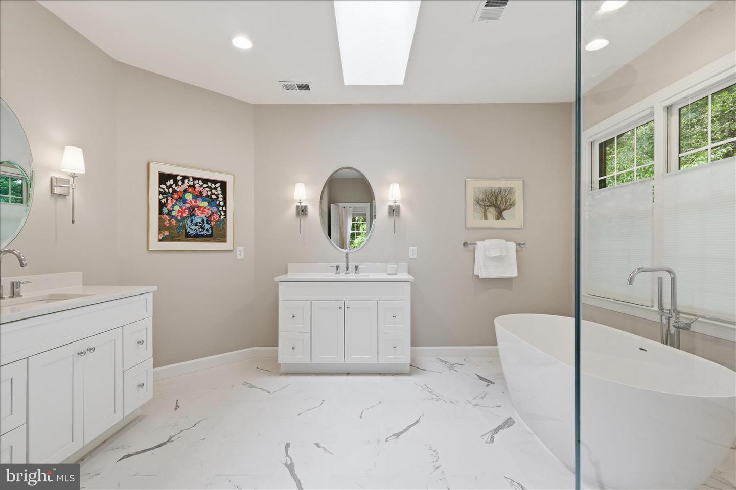 Oakton, Virginia, 22124, United States, 5 Bedrooms Bedrooms, ,5 BathroomsBathrooms,Residential,Pending,2045766