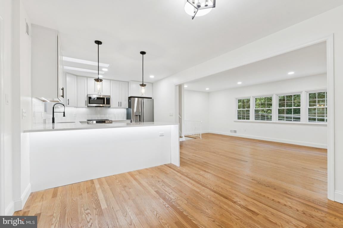 Arlington, Virginia, 22207, United States, 4 Bedrooms Bedrooms, ,3 BathroomsBathrooms,Residential,Active,1934775